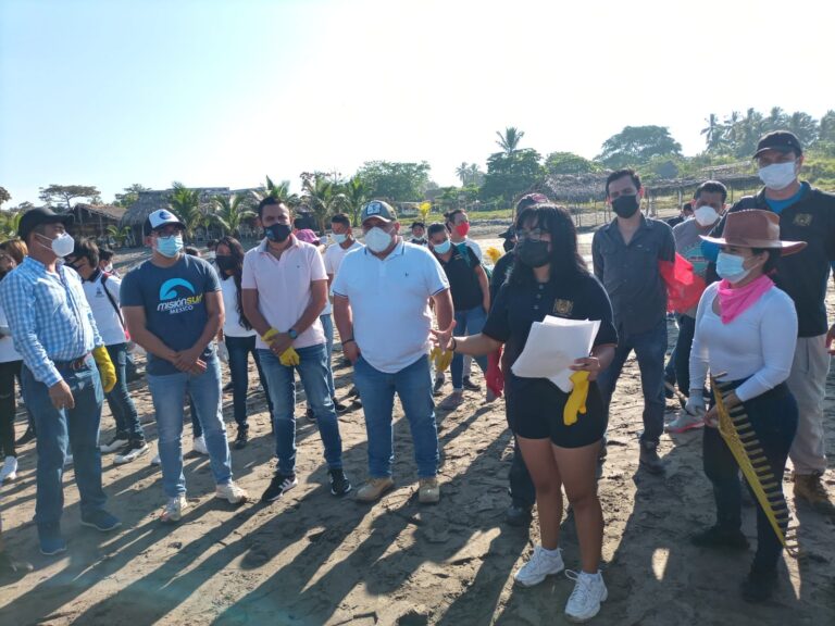 Alumnos y docentes de la UNACH participan en limpieza de Playas San Benito