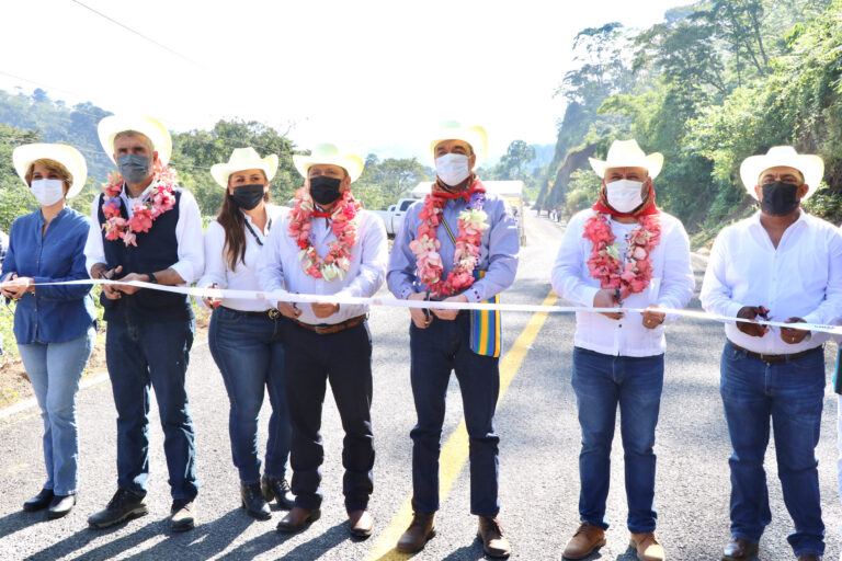 Inaugura Rutilio Escandón modernización del camino Tecpatán-Raudales Malpaso-Ejido Esperanza de los Pobres