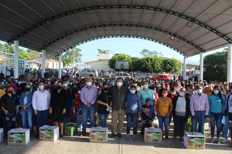 Se realizan entregas de 15,600 aves de traspatio a mujeres de Villaflores