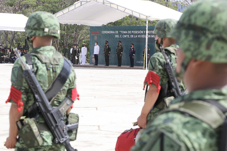 Asiste Rutilio Escandón a cambio de mando en la VII Región Militar