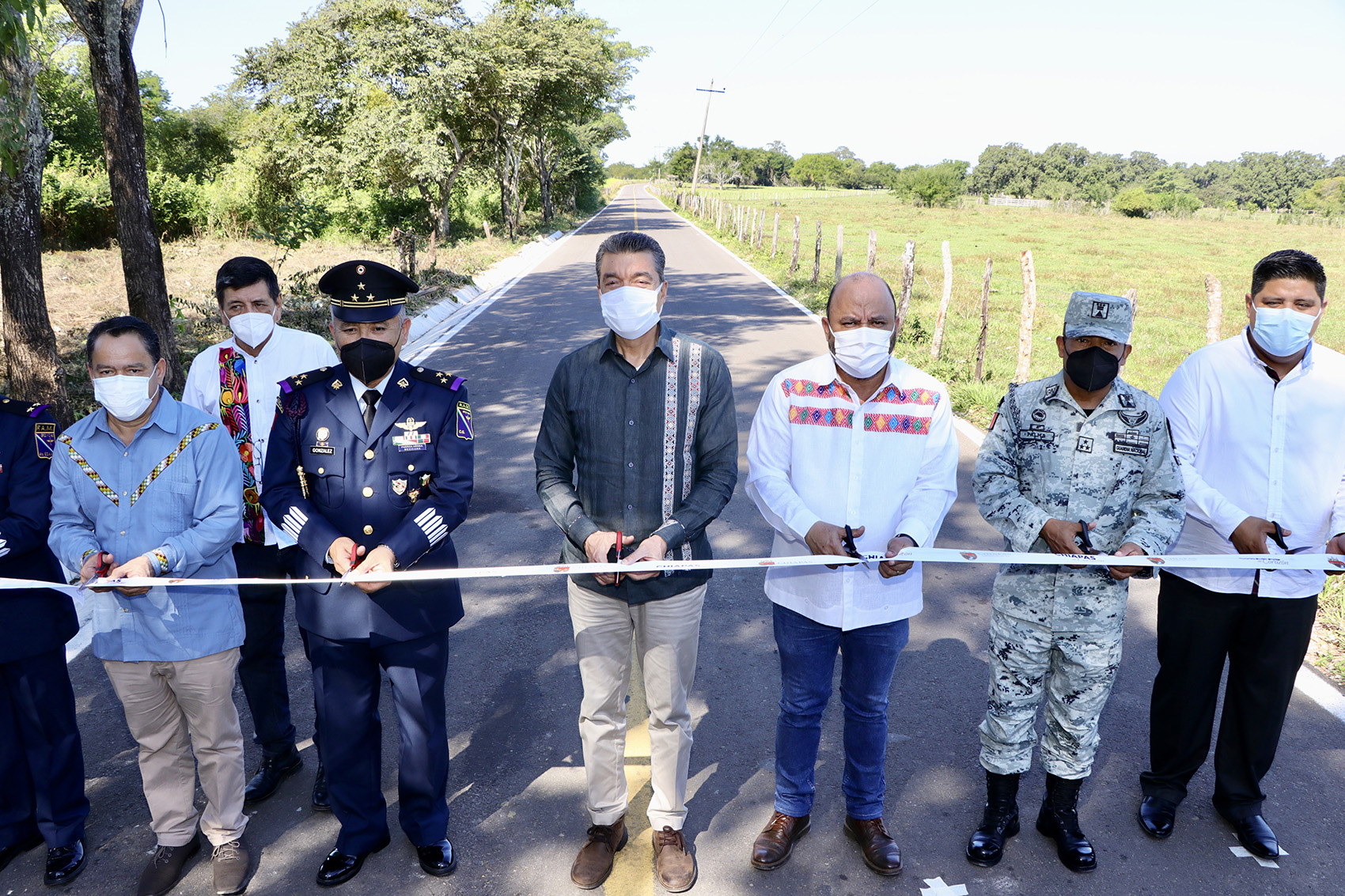 Tras añeja petición, Rutilio Escandón inaugura tramo carretero hacia Zona Aérea Militar, en Palenque
