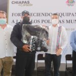 Gobernador Escandón Cadenas entrega patrullas y equipamiento a policías municipales