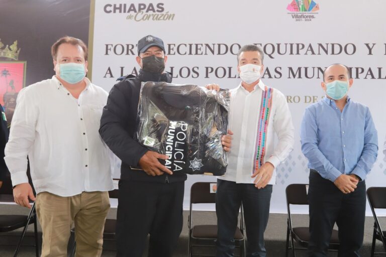 Gobernador Escandón Cadenas entrega patrullas y equipamiento a policías municipales