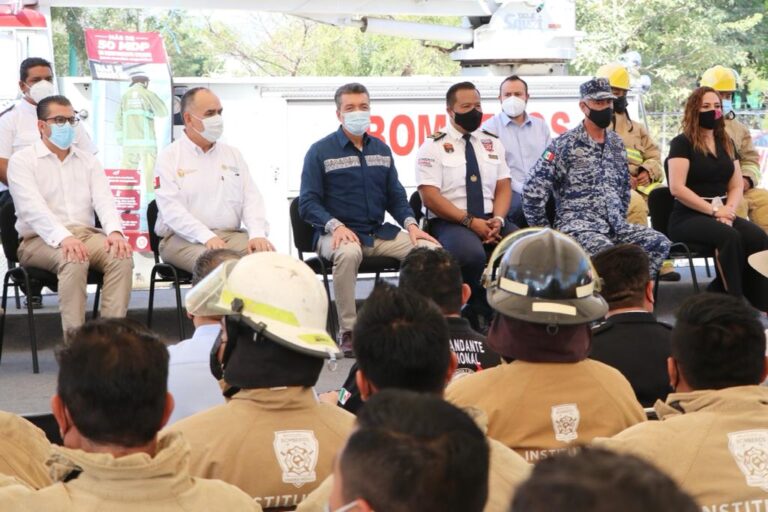 Rutilio Escandón entrega equipamiento donado por Asociación Internacional de Fuego y Rescate￼