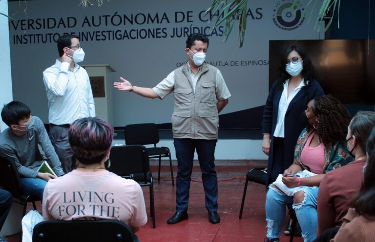 Visitan Estudiantes de Estados Unidos las instalaciones del Instituto de Investigaciones Jurídicas de la  UNACH