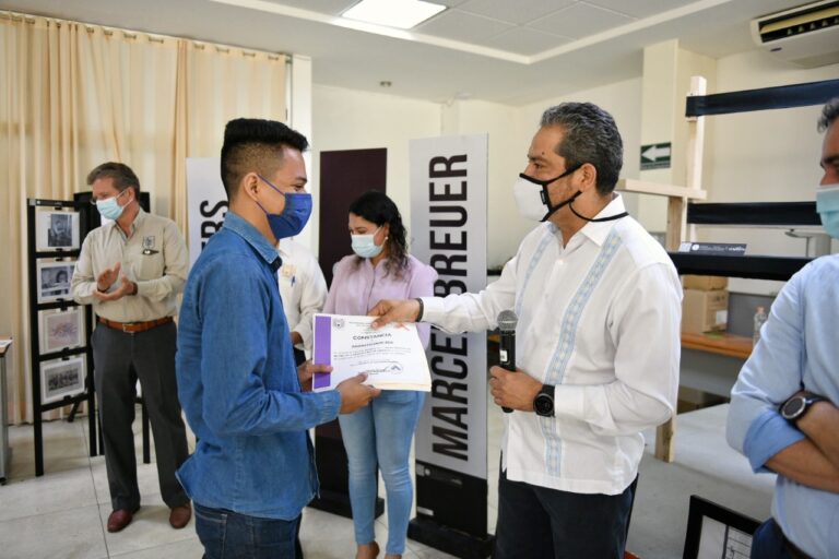 <strong>Visita el rector de la UNACH, Carlos F. Natarén Nandayapa  la “Exposición Itinerante 100 años de la Bauhaus” </strong>