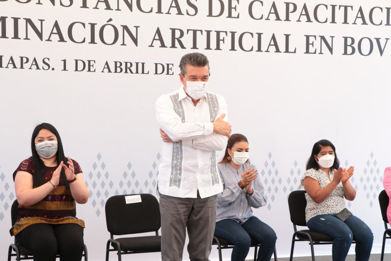 Gobernador entrega certificados del Curso “Inseminación Artificial en Bovinos”￼