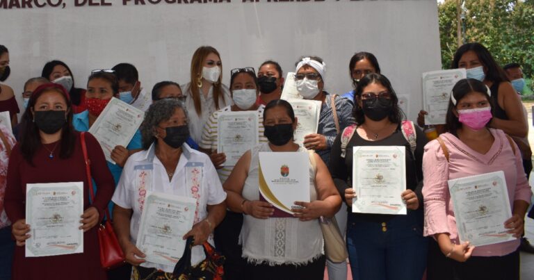 MUJERES RECIBEN CONSTANCIAS DE CAPACITACIÓN DEL ICATECH EN TAPACHULA