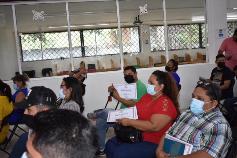 INTRODUCTORES RECIBEN CONSTANCIAS POR APOYAR A GRUPOS VULNERABLES DE TAPACHULA