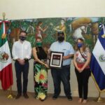 ENTREGA ROSY URBINA LAS LLAVES DE LA CIUDAD A ALCALDE DE SANTA ANA, EL SALVADOR