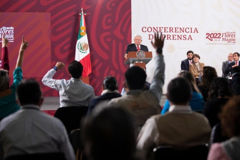 Gobierno de México dignifica labor de maestras y maestros con aumento salarial