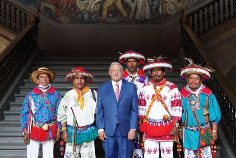 Presidente recibe en Palacio Nacional a autoridades wixárikas; federación ayuda a solucionar conflictos agrarios