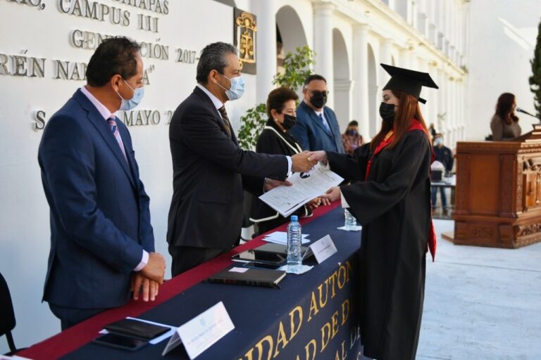 Exhortan a egresados de la Facultad de Derecho de la UNACH a poner sus conocimientos al servicio de la justicia y la sociedad