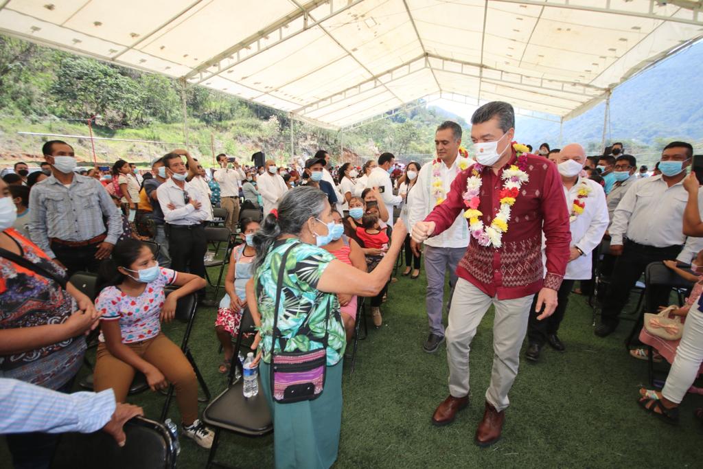 Rutilio Escandón entrega rehabilitación de Centro de Salud y Espacio Multideportivo en Amatenango de la Frontera￼
