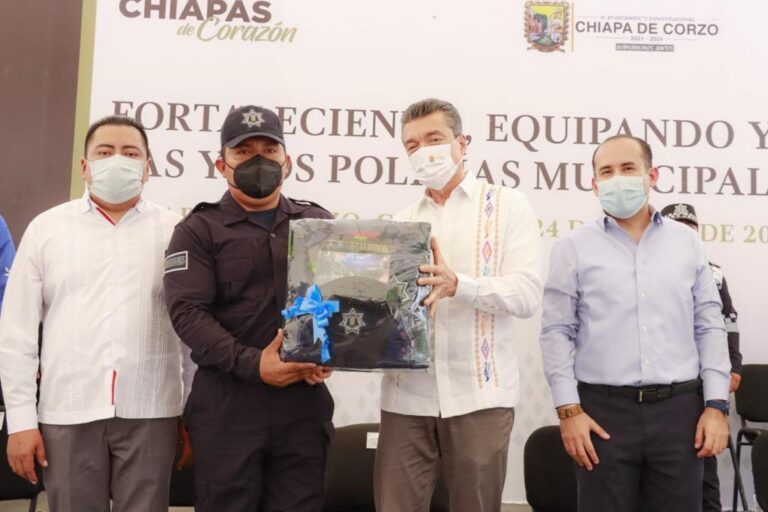 Rutilio Escandón encabeza entrega de patrullas, equipamiento y uniformes a Policía de Chiapa de Corzo