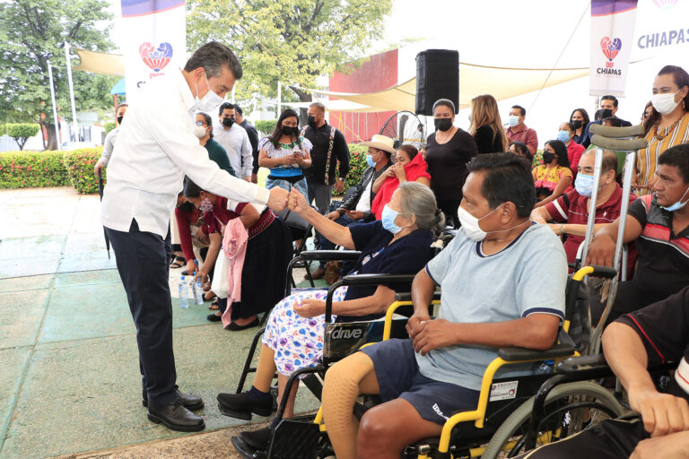 Entrega Rutilio Escandón medicamentos especializados y prótesis a población en situación de vulnerabilidad￼