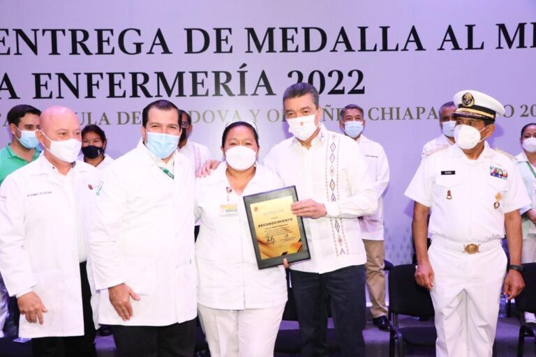 Encabeza Rutilio Escandón ceremonia de entrega de la Medalla al Mérito de Enfermería Chiapas 2022￼