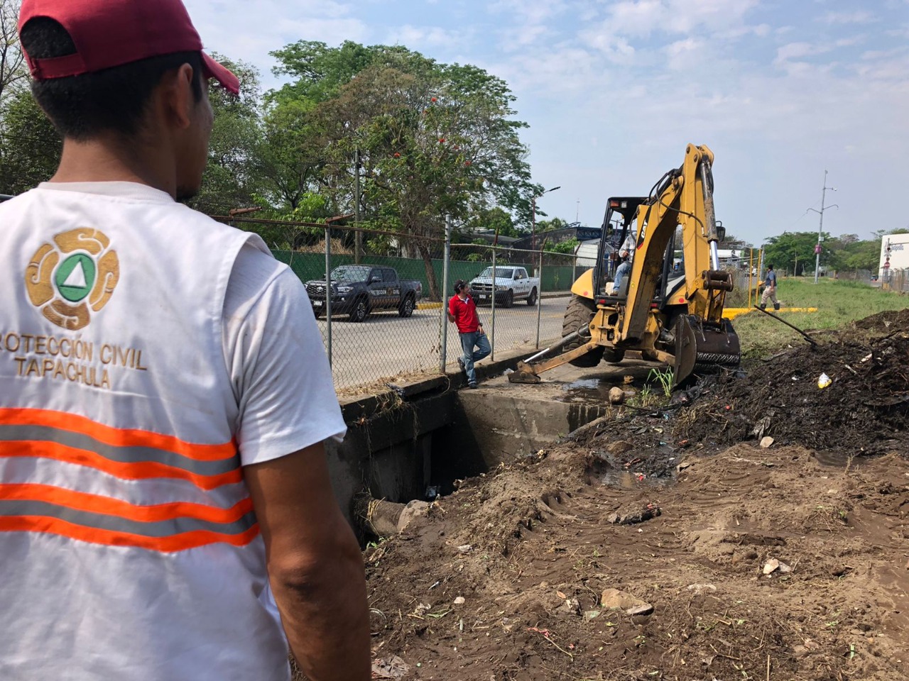 DESAZOLVAN DRENES Y ALCANTARILLAS EN TAPACHULA