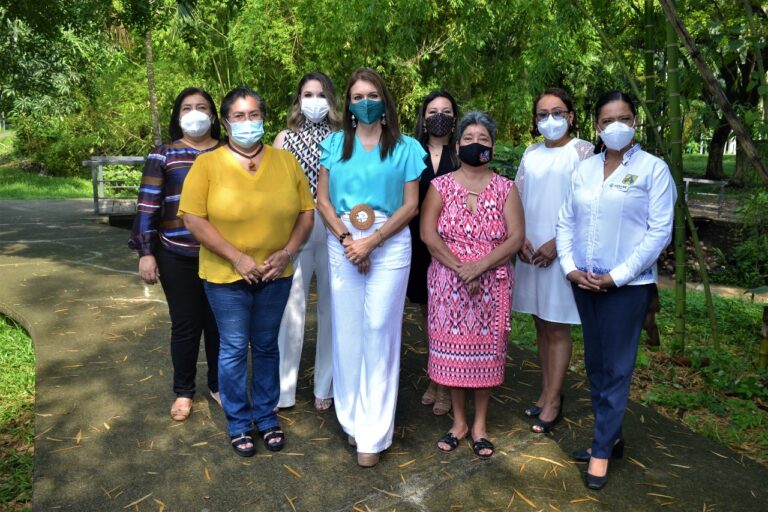 ROSY URBINA FELICITA A LAS MADRES DE TAPACHULA