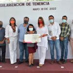 CON ENTREGA DE ESCRITURAS PÚBLICAS DAN CERTEZA JURÍDICA A FAMILIAS DE TAPACHULA