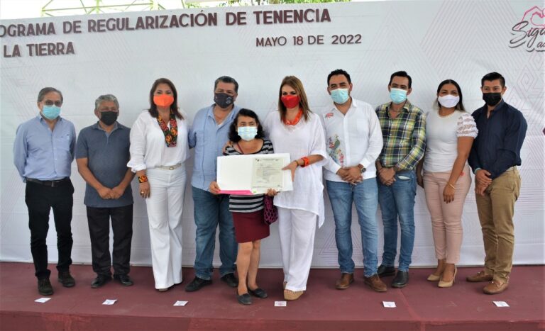 CON ENTREGA DE ESCRITURAS PÚBLICAS DAN CERTEZA JURÍDICA A FAMILIAS DE TAPACHULA