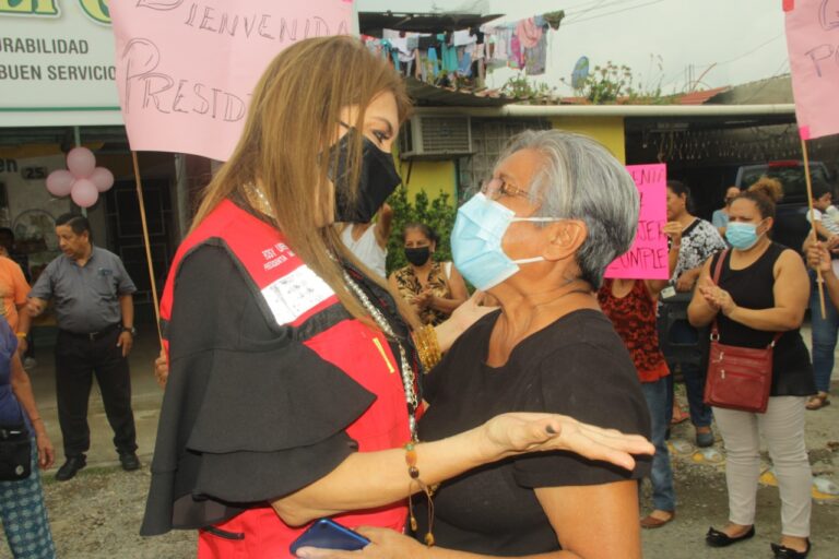 ROSY URBINA DA BANDERAZO DE INICIO DE NUEVA OBRA EN EL FRACCIONAMIENTO EL CARMEN FONHAPO