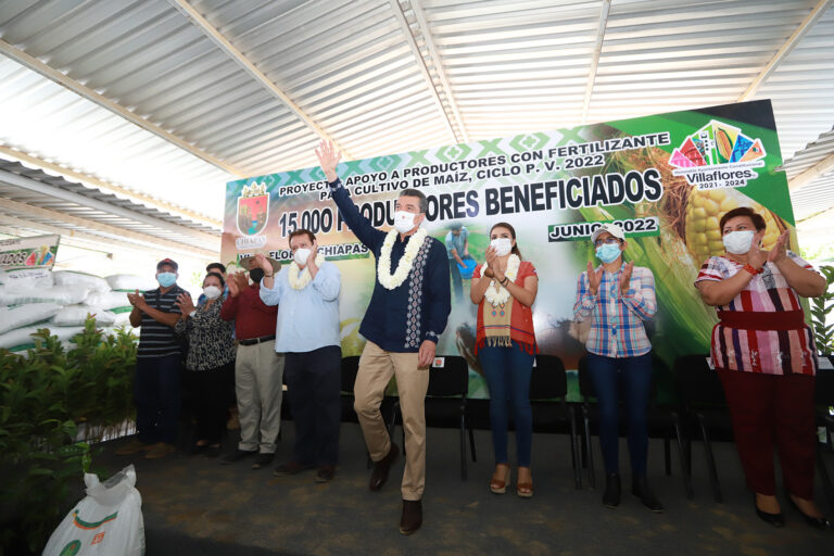 Beneficia Rutilio Escandón a campesinos de Villaflores con árboles frutales y fertilizante￼