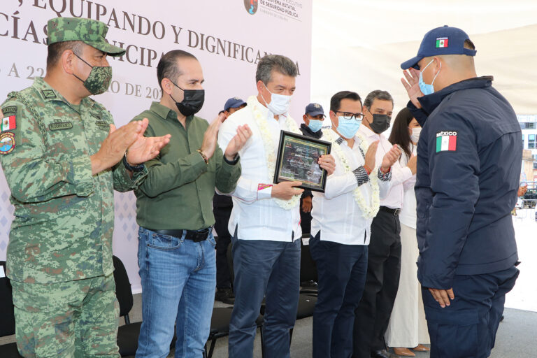 Entrega Rutilio Escandón patrullas, uniformes y equipos a policías de Berriozábal￼