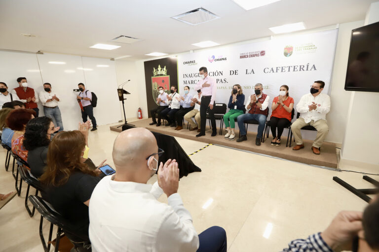 Inaugura Rutilio Escandón primera Cafetería Marca Chiapas, en Aeropuerto Internacional Ángel Albino Corzo￼