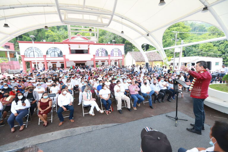 En Ixhuatán, Rutilio Escandón entrega reconstrucción del Parque Central e inaugura Terminal de Corto Recorrido