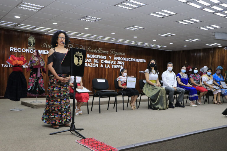 Entrega Rutilio Escandón reconocimiento a mujeres indígenas y afrodescendientes “Del Corazón a la Tierra”￼