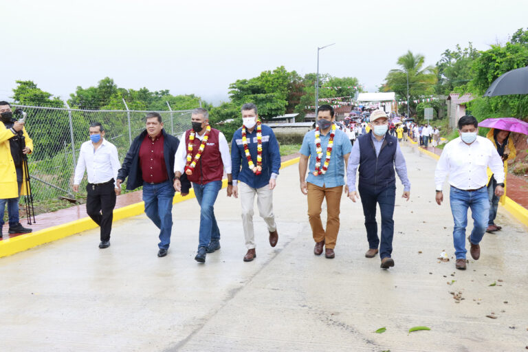 En Tuzantán, Rutilio Escandón entrega obras de infraestructura vial y educativa￼