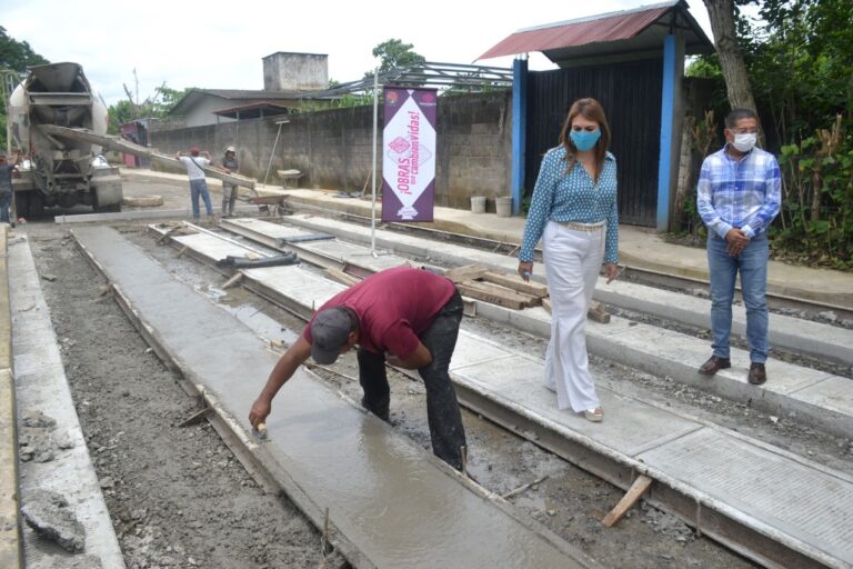 AVANZA CONSTRUCCIÓN DE CALLES DE PAVIMENTO MIXTO EN COLONIAS DE TAPACHULA