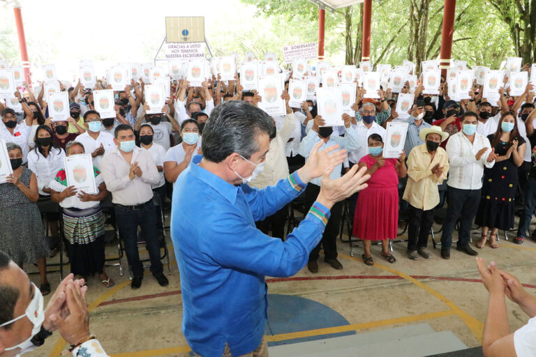 Beneficia Rutilio Escandón con escrituras públicas a 131 familias de la colonia Agua Azul, de Tumbalá