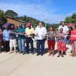 Mariano Rosales inaugura pavimentación de calle en Flores Magón