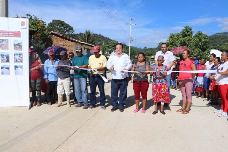 Mariano Rosales inaugura pavimentación de calle en Flores Magón