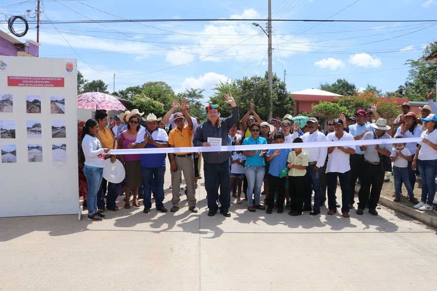 Alcalde Mariano Rosales y habitantes de Melchor Ocampo inauguran obras de pavimentación