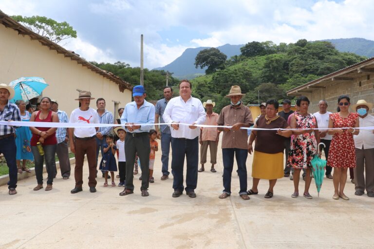 Mariano Rosales en compañía de habitantes y autoridades ejidales inaugura calles en Tenochtitlan