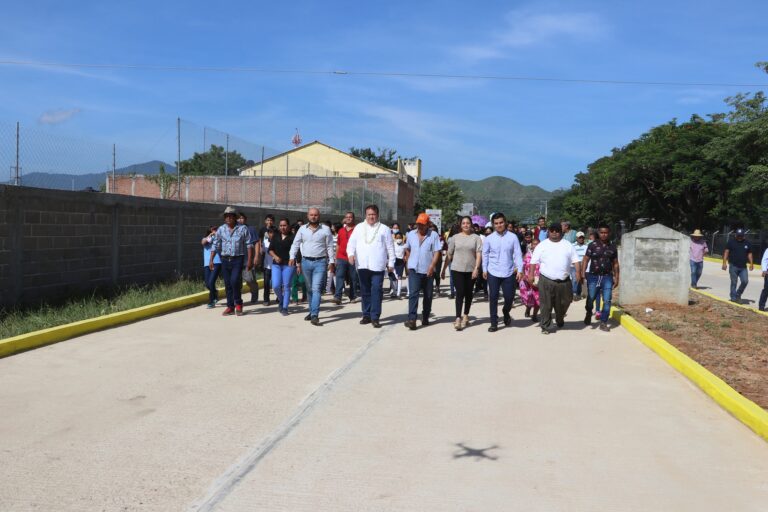 Mariano Rosales inaugura calles en La Sirena