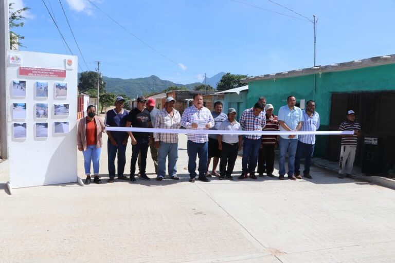 Alcalde Mariano Rosales y autoridades ejidales inauguran calles en Pancho Villa