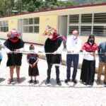 En Chenalhó, Rutilio Escandón entrega obras educativas, calles, ayudas técnicas y lentes