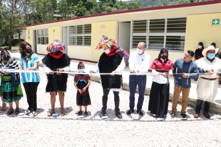 En Chenalhó, Rutilio Escandón entrega obras educativas, calles, ayudas técnicas y lentes