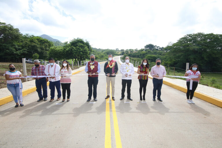 Inaugura Rutilio Escandón pavimentación y mejoramiento integral del acceso tres en Venustiano Carranza