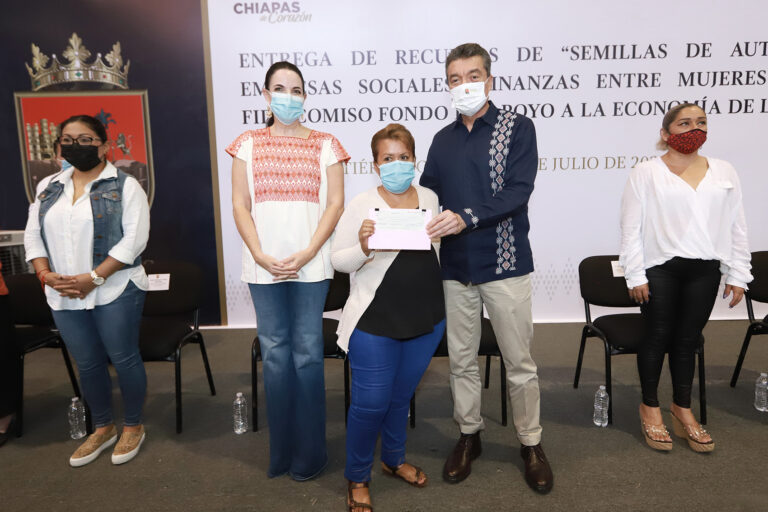 <strong>Entrega Rutilio Escandón recursos del Fondo de Apoyo a la Economía de las Mujeres</strong>