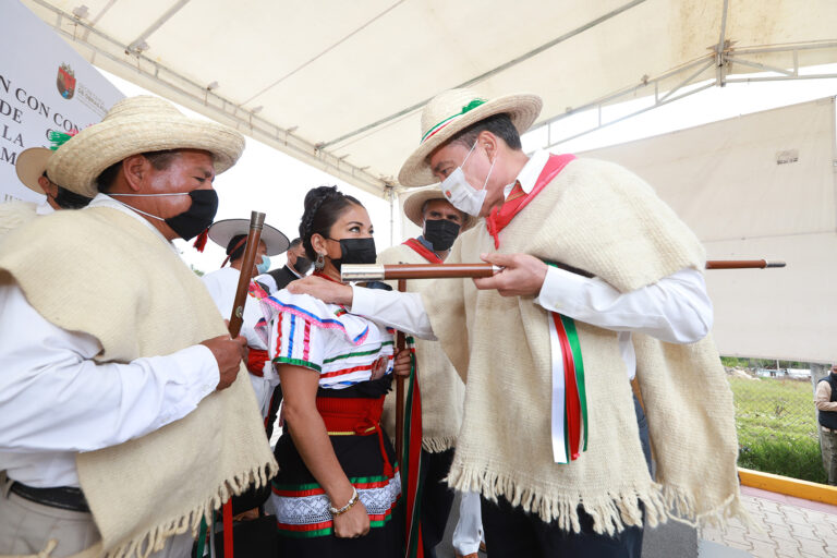 Inaugura Rutilio Escandón calles y alumbrado público en la localidad de Siberia, en Chanal