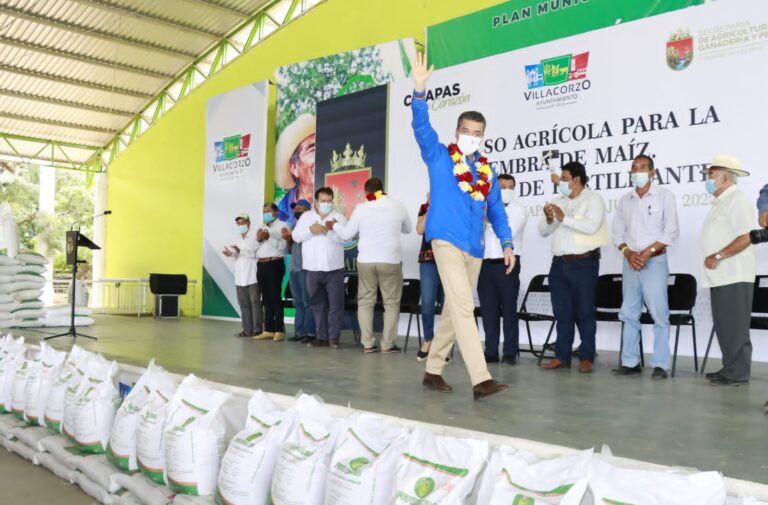 Entrega Rutilio Escandón fertilizantes agrícolas, domo y cancha de usos múltiples en Villa Corzo