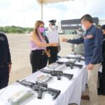 Entrega Rutilio Escandón reconocimientos, certificados, uniformes y armamento a policías