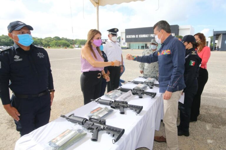 Entrega Rutilio Escandón reconocimientos, certificados, uniformes y armamento a policías