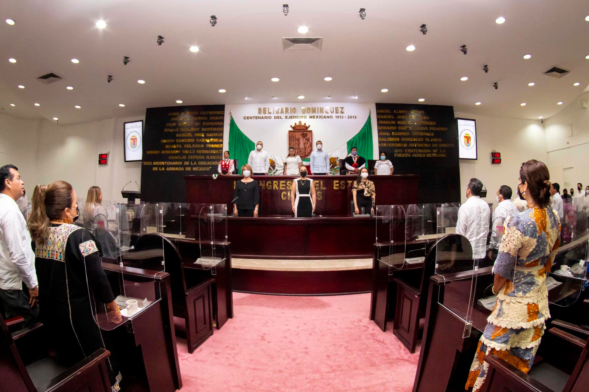 Gobernador Rutilio Escandón impone medalla Rosario Castellanos al artista Antonio Ramírez Intzin