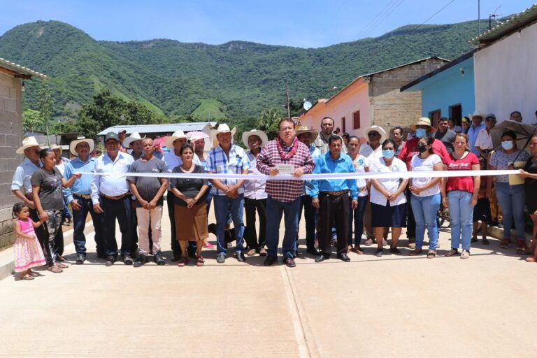 En el ejido Ignacio Zaragoza Mariano Rosales inaugura pavimentación de calles